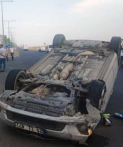 Diyarbakır’da iki araç çarpıştı, biri devrildi: 2 yaralı